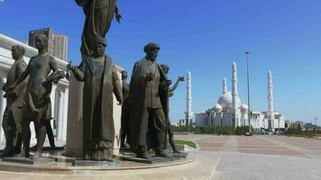 astana, Kazajstán - septiembre 29, 2022, kazakh personas Monumento en el centrar de nursultán, Kazajstán video