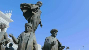 astana, kazakhstan - septembre 29, 2022, kazakh gens monument dans le centre de nursultan, kazakhstan video