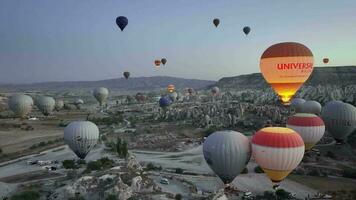 Kappadokien, Kalkon - oktober 30, 2022, ballonger ta av på gryning över Kappadokien, antenn se video