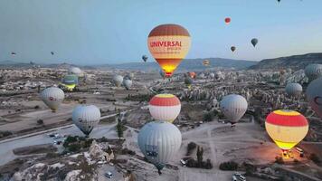 cappadocia, tacchino - ottobre 30, 2022, palloncini prendere via a alba al di sopra di cappadocia, aereo Visualizza video