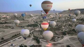 cappadocia, tacchino - ottobre 30, 2022, palloncini prendere via a alba al di sopra di cappadocia, aereo Visualizza video