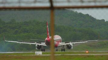 Phuket, Tailandia novembre 26, 2017 - airbus a320 di airasia atterraggio e frenata a Phuket aeroporto. aereo con Aperto lembi, posteriore Visualizza. turismo e viaggio concetto video