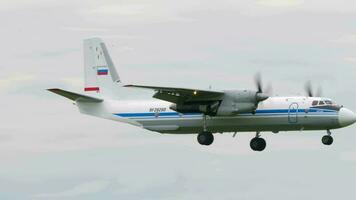 novosibirsk, ryska federation juli 15, 2022 - sida se av flygplan antonov ett 26 närmar sig innan landning på tolmachevo flygplats. sovjet militär transport flygplan video