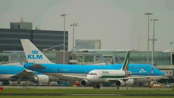 amsterdam, le Pays-Bas juillet 27, 2017 - commercial avion de alitalia monte sur le taxiway à Amsterdam aéroport. klm compagnies aériennes avion dans le Contexte. Voyage concept video