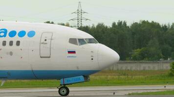 novosibirsk, russo federação Julho 15, 2022 - frente do a aeronaves, cockpit. boeing 737 do pobeda ar taxiando em a pista às tolmachevo aeroporto,. turismo e viagem conceito video