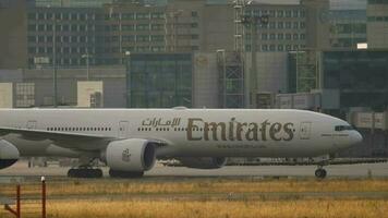 frankfurt a.m principal, Alemania julio 17, 2017 - pasajero boeing 777 de emiratos Taxis a frankfurt aeropuerto, lado vista. avión de británico vías respiratorias conjunto velocidad a tomar apagado. turismo y viaje concepto. video