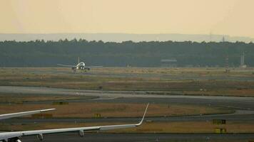 méconnaissable passager avion atterrissage et freinage à le coucher du soleil. vue de le aérodrome. avion de ligne arrivée, longue tir. tourisme et Voyage concept. video