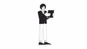 afro cheveux Masculin employé bw animation. Animé personnage homme d'affaires debout. monochrome 2d plat contour dessin animé 4k vidéo, blanc arrière-plan, alpha canal transparence pour la toile conception video