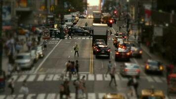 multitudes de personas desplazamientos en el ciudad cruce calle en prisa hora tráfico video