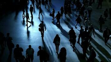 pedestres caminhando em lotado urbano rua pendulares para trabalhos video