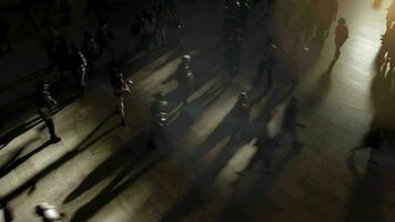 irreconocible anónimo personas caminando en el ciudad calles video