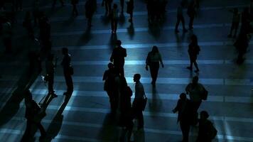 irreconocible anónimo personas caminando en el ciudad calles video