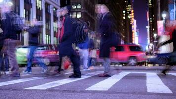 irreconocible anónimo personas caminando en el ciudad calles video