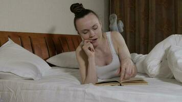 jong dame van 30 jaren oud blijft in haar bed in de ochtend- terwijl maken een telefoontje video