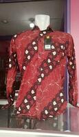 sukoharjo - mayo 30,2023 - batik ropa desplegado en tiendas a atraer los compradores foto