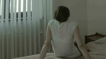 reflexivo joven mujer Entre 30 y 35 años antiguo corsé en su cama. video