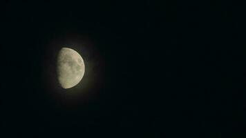 premier trimestre lune phase dans le ciel. enregistré dans 4k video