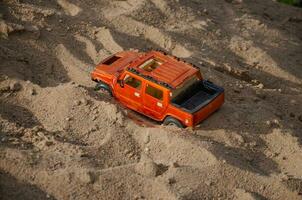 para niños juguete coche en el arena, reunión foto