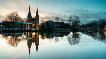 oostpoort, antiguo histórico edificio a porcelana de Delft, el Países Bajos. foto