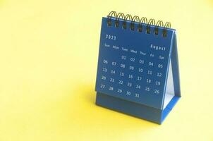 agosto 2023 azul escritorio calendario en amarillo cubrir antecedentes con personalizable espacio para texto. Copiar espacio y calendario concepto foto