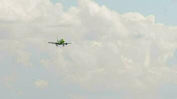 civil aeronave que se acerca para aterrizaje. imágenes de un pasajero chorro avión volador. avión en nublado azul cielo video