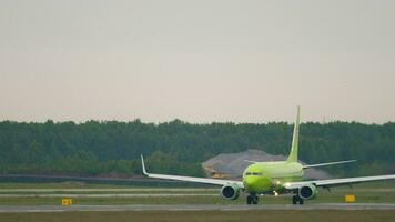 novosibirsk, ryska federation juni 10, 2020 - boeing 737 av s7 flygbolag taxning på de bana på tolmachevo flygplats. turism och resa begrepp video