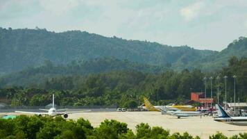 phuket, Tailandia noviembre 26, 2019 - lapso de tiempo de aeropuerto tráfico. imágenes de aeródromo phuket aeronave aterrizajes y despegues video