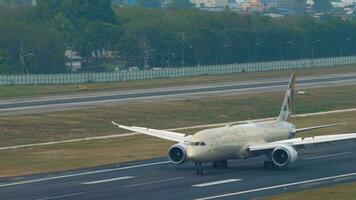 phuket, thailand februari 03, 2023 - boeing 787 dreamliner av etihad luftvägarna landning, bromsning på phuket flygplats. passagerare plan på de landningsbana. klaffar upp, hastighet ner. video