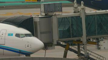 phuket, Thailand februari 25, 2023 - passagiers wandelen langs de telescopisch loopplank van de vlak naar de luchthaven terminal. mobiel brug, mouw Bij de luchthaven. toerisme en reizen concept video