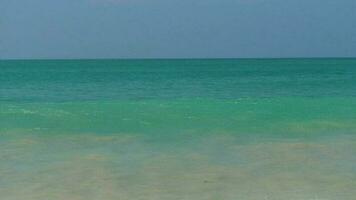 schöne welle am strand, klares wasser, gelber sand an der andamanensee phuket thailand. video