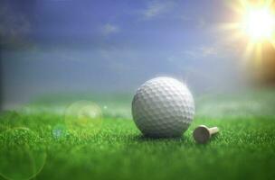 golf pelota cerca arriba en tee césped en borroso hermosa paisaje de golf antecedentes. concepto internacional deporte ese confiar en precisión habilidades para salud relajación. foto