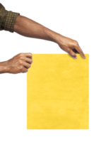 hand- Holding blanco geel papier kaart Aan transparant achtergrond. ontwerp model, voorkant visie, knipsel pad, vrij kopiëren ruimte, masker png