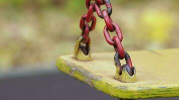 leeren Spielplatz, schwingen Stuhl schaukeln allein im Herbst Spielplatz video