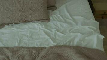 städa rena sovrum i en minimalistisk stil. skott med Drönare. video