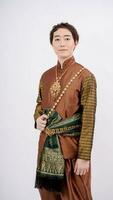 lujo retrato de asiático hermoso hombre en tradicional tailandés disfraz sonriente aislado en blanco fondo, Tailandia tradicional cultura foto