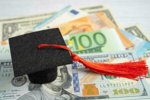 Sombrero de brecha de graduación en billetes de euro y dólar estadounidense, concepto de enseñanza de aprendizaje de tarifa de estudio de educación. foto