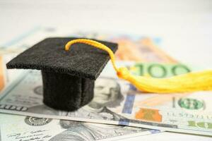 Sombrero de brecha de graduación en billetes de euro y dólar estadounidense, concepto de enseñanza de aprendizaje de tarifa de estudio de educación. foto