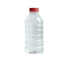 Botella de agua de plástico aislada sobre fondo blanco con trazado de recorte. foto