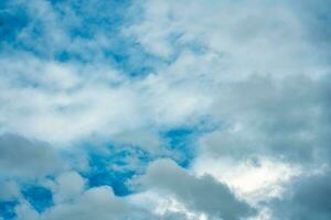 blanco nublado en azul cielo antecedentes foto