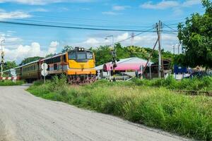 tren amarillo ferrocarril identidad hermosa foto