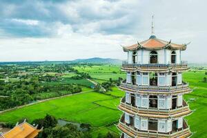 templo pagoda en verde campo escénico famoso foto