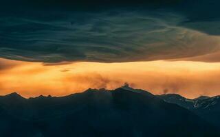 dramático de vistoso puesta de sol cielo y asperitas nube terminado islandés montaña a Islandia foto