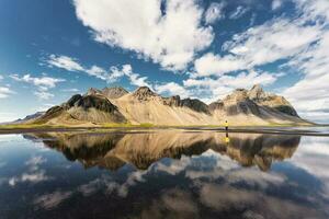 paisaje de vestrahorn montaña en vikingo pueblo en brillante día en stokknes península a Sureste Islandia foto