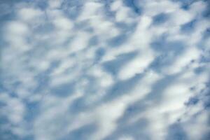 nube blanca en el cielo azul en un día soleado foto