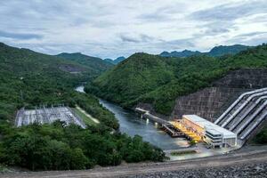 represa srinakarin verde montaña lago poder planta foto