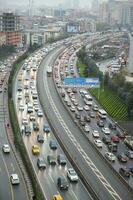 Turquía Estanbul 12 enero 2023, tráfico en un alto lejos en Estanbul foto