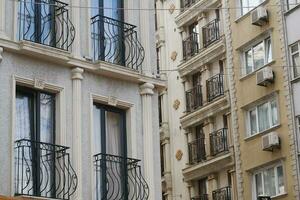 establish shot of a residential building with balcony photo