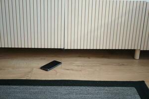 olvidar teléfono inteligente en piso a hogar foto