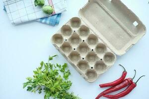 huevo caja de cartón sin huevos en mesa , foto