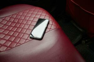 olvidar el teléfono inteligente en el asiento del automóvil, perder el teléfono inteligente foto